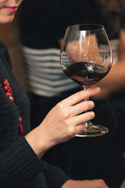 La gente considera el color del vino y probar cómo huele en diferentes vasos — Foto de Stock