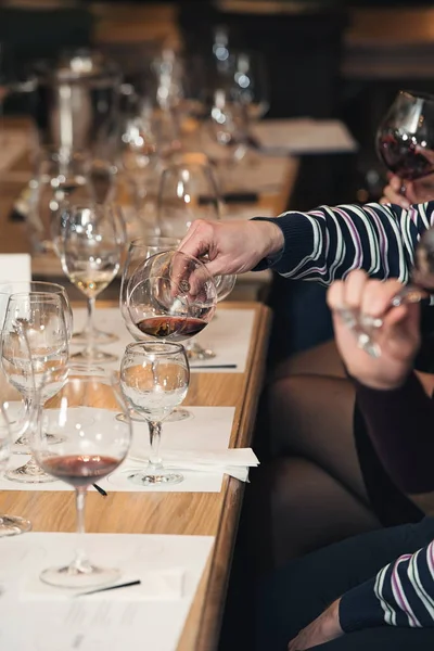 La gente considera el color del vino y probar cómo huele en d — Foto de Stock