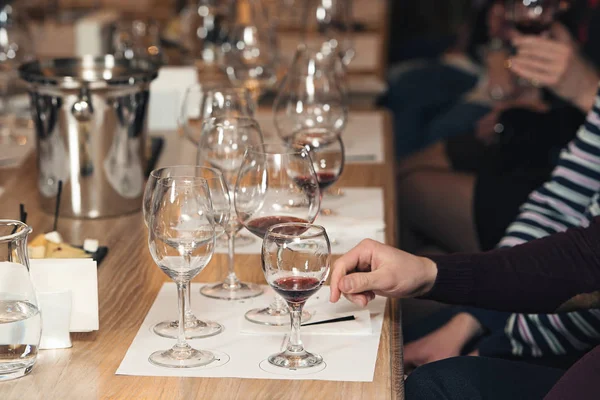 La gente considera el color del vino y probar cómo huele en diferentes vasos — Foto de Stock