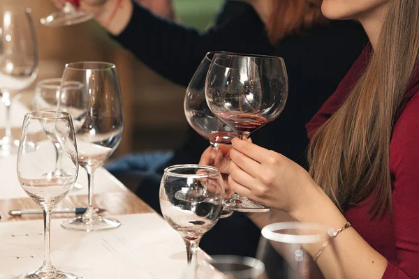 La gente considera el color del vino y probar cómo huele en diferentes vasos — Foto de Stock