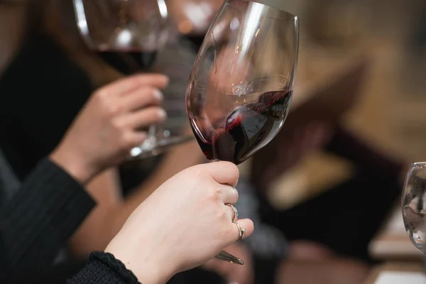 La gente considera el color del vino y probar cómo huele en diferentes vasos — Foto de Stock