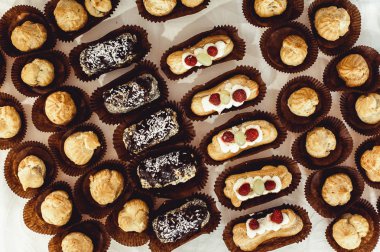 eklerleri, geleneksel tatlı Fransız. Beyaz masa