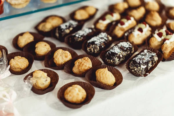 eklerleri, geleneksel tatlı Fransız. Beyaz masa