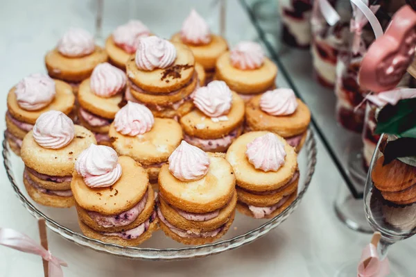 Sandwich koekjes van gele kleur. Veel koekjes met vanillesaus. Gebak met vanille vulling. — Stockfoto