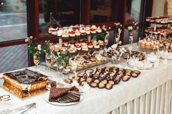 Eclairs, postre francés tradicional. mesa blanca — Foto de Stock