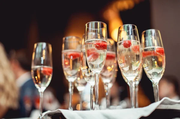 Bicchieri di champagne con lamponi — Foto Stock