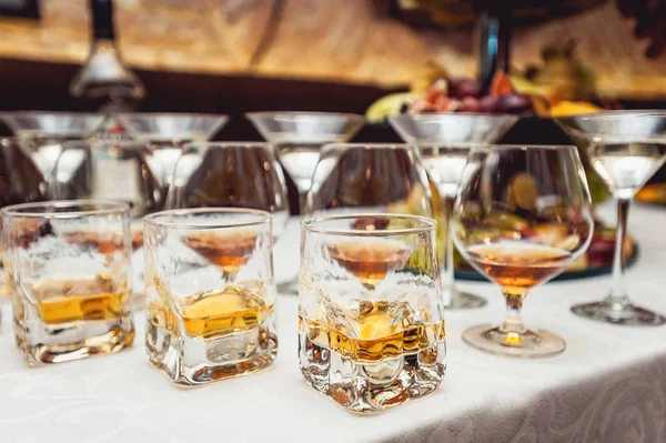 Hermosa línea de fila de martini en una fiesta — Foto de Stock
