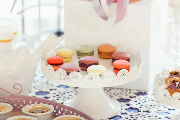 Macaroons Biscuits On White Stand. — Stock Photo, Image