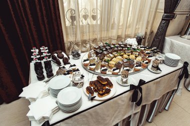 Düğün candybar üzerinde çikolatalı hamur işleri