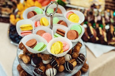 cam stand farklı tatlılar ve bademli kurabiye dolu