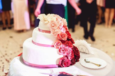 beyaz kırmızı pembe düğün pastası Güllü