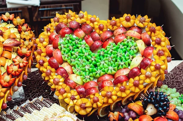 Marco en forma de corazón hecho de fruta — Foto de Stock