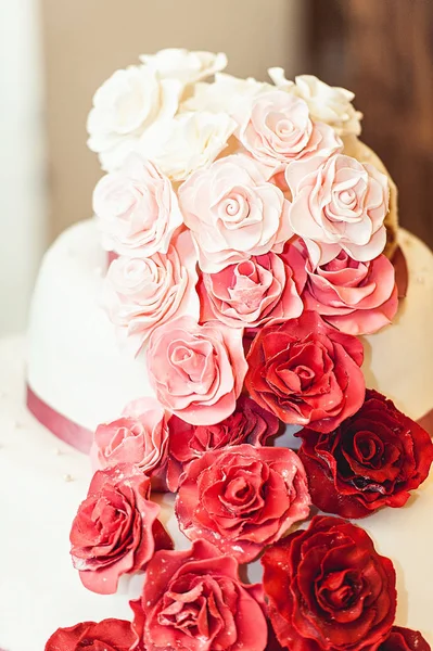 Білий червоно-рожевий весільний торт з трояндами — стокове фото