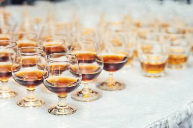 Gözlük ile viski ya da konyak tablosundaki satır. Bir bar veya restoran güçlü alkol.