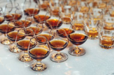 Gözlük ile viski ya da konyak tablosundaki satır. Bir bar veya restoran güçlü alkol.