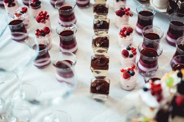 satır bir beyaz kumaş üzerine İtalyan mignon kek