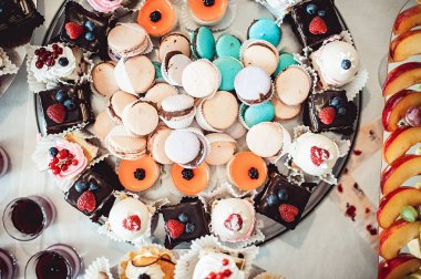 Bademli kurabiye bisküvi üzerinde plaka ile diğer fırın