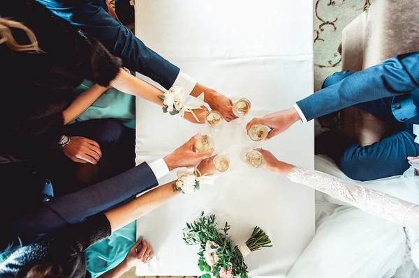 人々は白ワインと手のメガネを保持します。結婚パーティー. — ストック写真