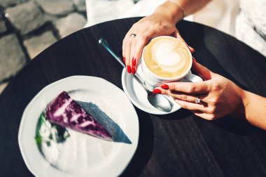 evli kadın kahve Cafe patio adlı güneş doğarken içme.