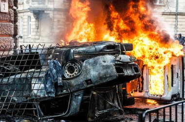 Yanan araba. Araba yok ve ayaklanmalar sırasında ateşe. Şehir Merkezi