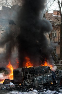 Yanan araba. Araba yok ve ayaklanmalar sırasında ateşe. Şehir Merkezi