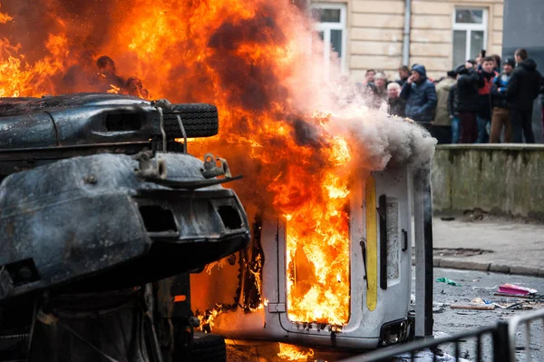 Yanan araba. Araba yok ve ayaklanmalar sırasında ateşe. Şehir Merkezi