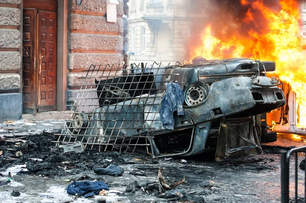 Yanan araba. Araba yok ve ayaklanmalar sırasında ateşe. Şehir Merkezi