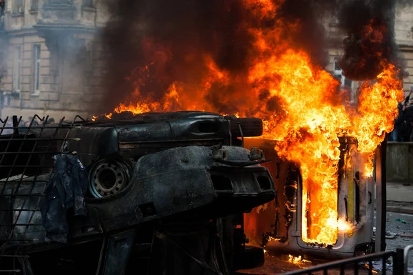 Carro a arder. carro destruído e incendiado durante os motins. centro da cidade — Fotografia de Stock