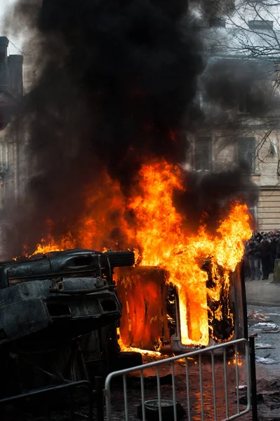 Yanan araba. Araba yok ve ayaklanmalar sırasında ateşe. Şehir Merkezi