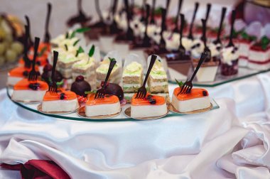 satır bir cam stand farklı kek