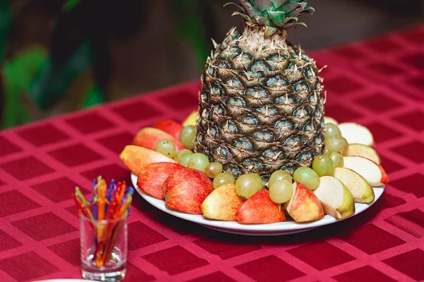 Frutas rebanadas en un soporte sobre una mesa blanca — Foto de Stock