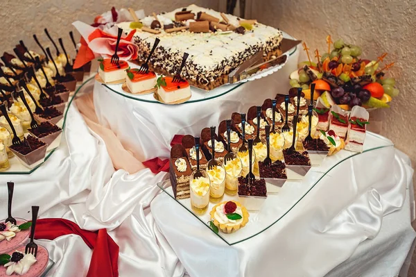 Sorok különböző sütemény, egy üveg stand — Stock Fotó