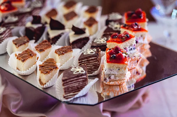 Fileiras de bolos italianos em um suporte de vidro — Fotografia de Stock