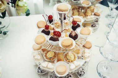 Bademli kurabiye, bisküvi, bir cam stand ile diğer unlu tatlı sepetleri