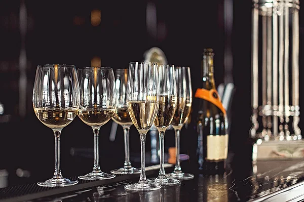 Sei bicchieri di champagne al bar del ristorante — Foto Stock