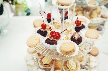 Bademli kurabiye, bisküvi, bir cam stand ile diğer unlu tatlı sepetleri