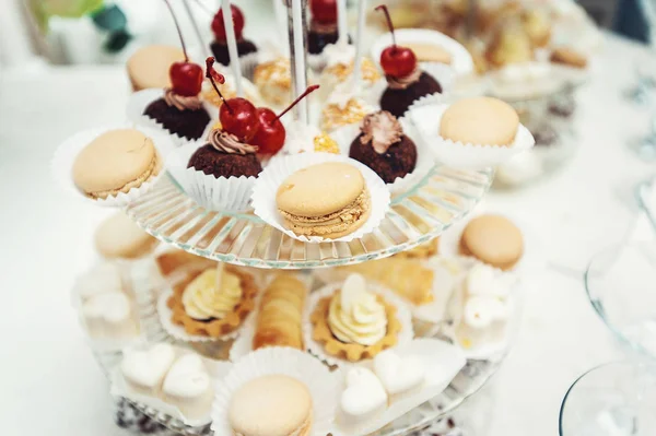 Makaroniki, ciastka, słodkie kosze na szkło stoisko z innymi piekarnia — Zdjęcie stockowe