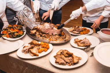 Şef kavrulmuş et Restoran misafirler için keser.