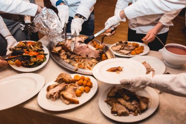 Şef kavrulmuş et Restoran misafirler için keser.