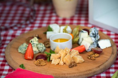 İçinde dört çeşit peynir, üzüm, ceviz ve bal olan bir yemek. Üst görünüm.