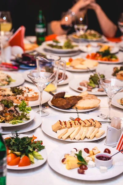 Mesa de casamento. restaurante. prato de queijo de salada, patê — Fotografia de Stock