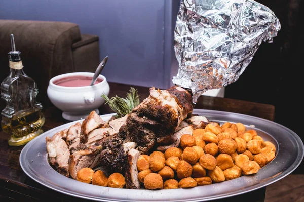 Carne assada com bolas de batata — Fotografia de Stock