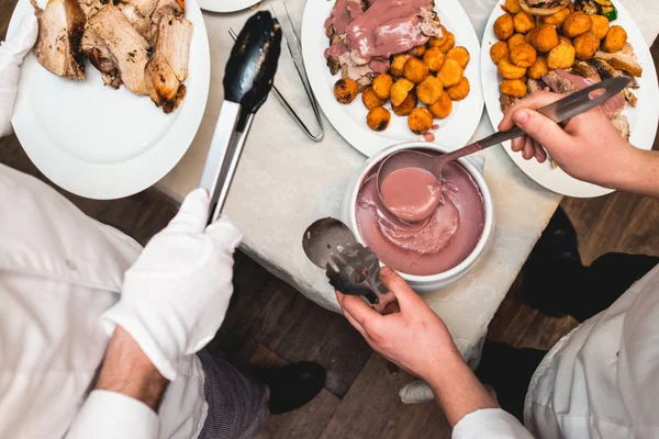 Chef corta carne assada para convidados do restaurante — Fotografia de Stock