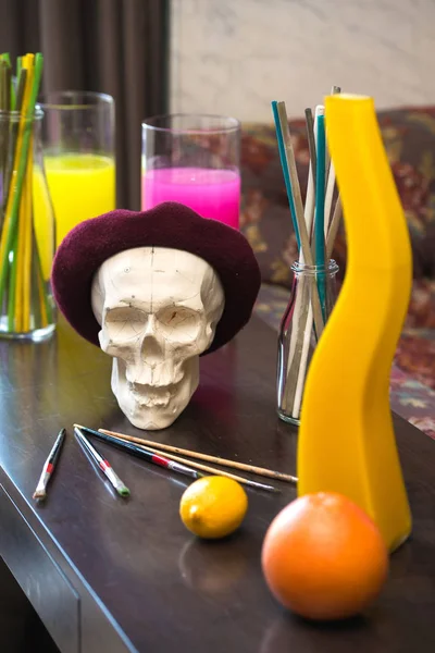 艺术氛围: 花瓶与彩色水, 创造性的心情, 头骨在贝雷帽 — 图库照片