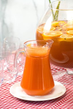 Bir tabloda bir restoranda taze meyve suyu. Sağlıklı içecekler. bir kavanoz içinde taze havuç