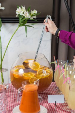 Bir tabloda bir restoranda taze meyve suyu. Sağlıklı içecekler. bir kavanoz içinde taze havuç. Kız dökülen suyu