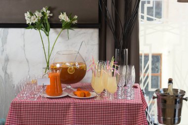 Bir tabloda bir restoranda taze meyve suyu. Sağlıklı içecekler. bir kavanoz içinde taze havuç