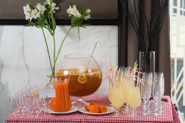 Bir tabloda bir restoranda taze meyve suyu. Sağlıklı içecekler. bir kavanoz içinde taze havuç