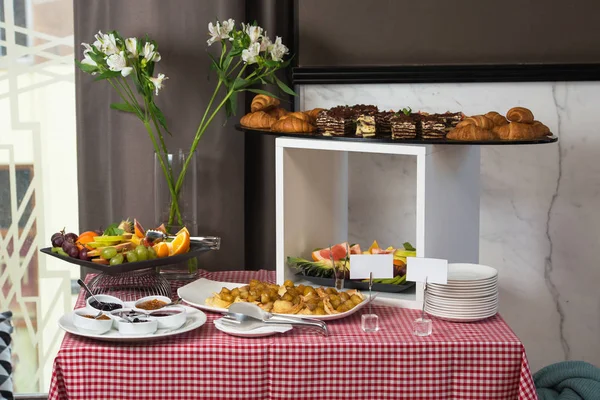 Brunch al ristorante. Piatto con marmellata di frutta e frittelle — Foto Stock