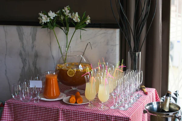 Succo fresco su un tavolo in un ristorante. Bevande sane. carota fresca in un vaso — Foto Stock